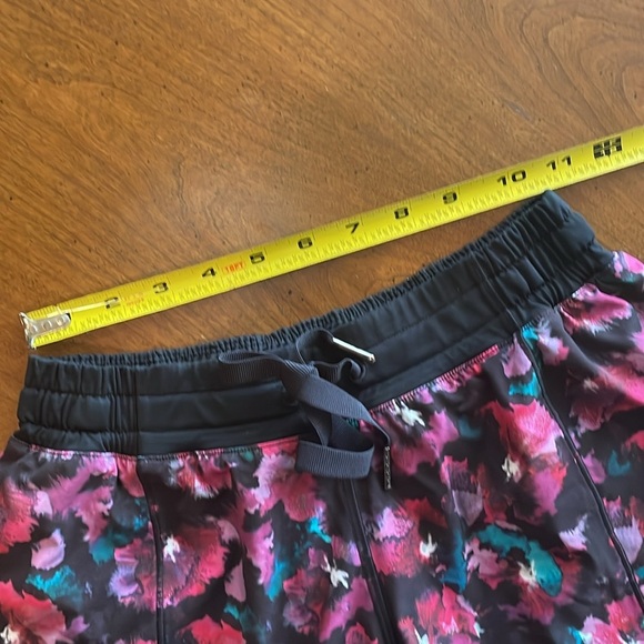 LULULEMON Speed Up Short - size womens 4 - Picture 11 of 13